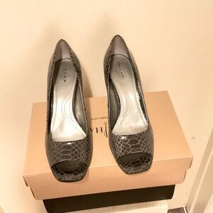 Tahari Peep-toe Gray Pumps - Size 10.